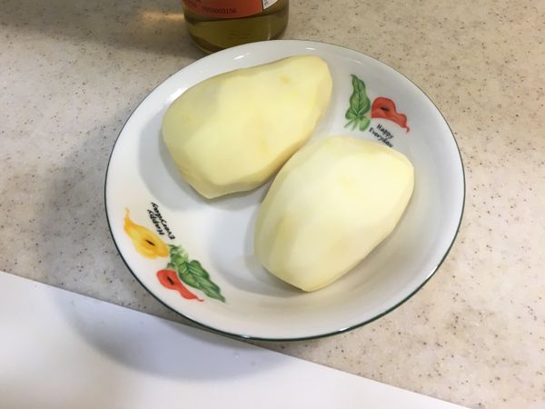 馬鈴薯洗淨削皮，並放入蒸鍋蒸熟