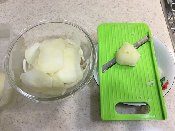 馬鈴薯切片，洋蔥切絲