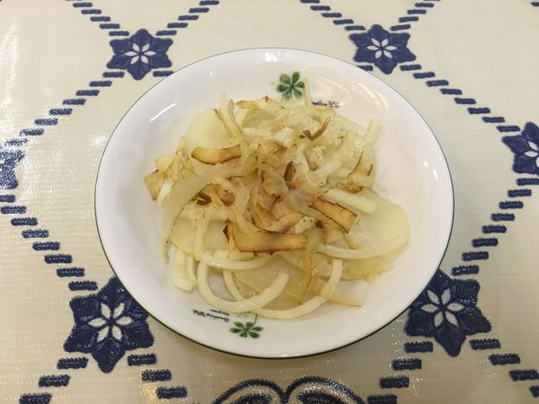 加入調味，並撒上柴魚即完成。