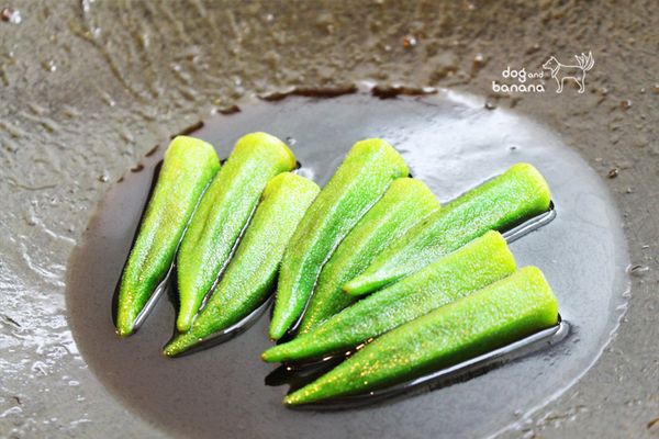 投入秋葵略煮至沾裹上醬汁即可取出盛盤。