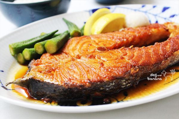 淋上醬汁搭配蘿蔔泥跟適量檸檬汁趁熱享用。