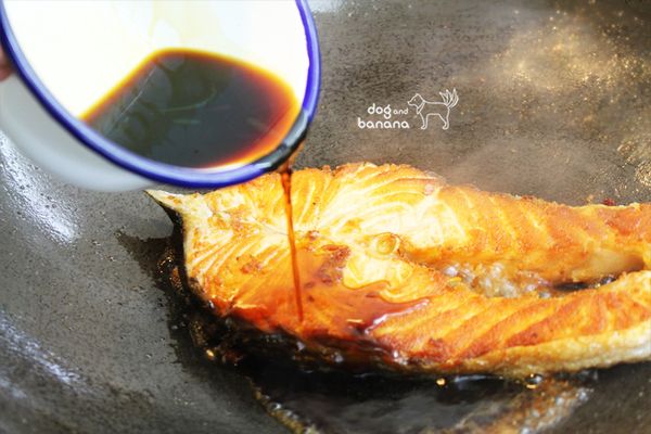 把多餘的油脂倒掉並用廚房紙巾擦一下鍋子,續入調味料煮至醬汁轉濃稠,中途須翻一次面,然後先把鮭魚取出。
