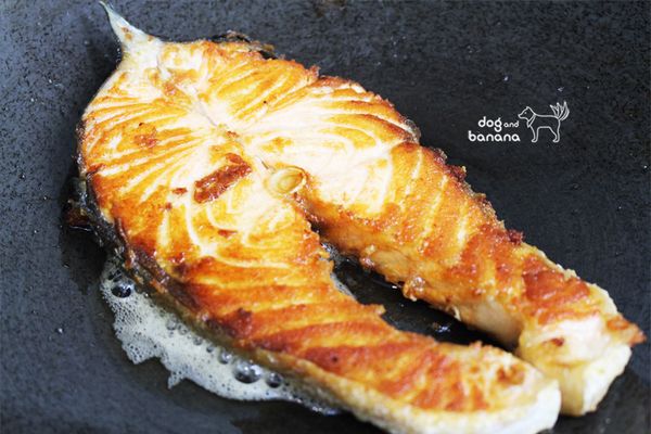 椰子油熱鍋後放進鮭魚煎至兩面焦香上色(不需煎熟)。