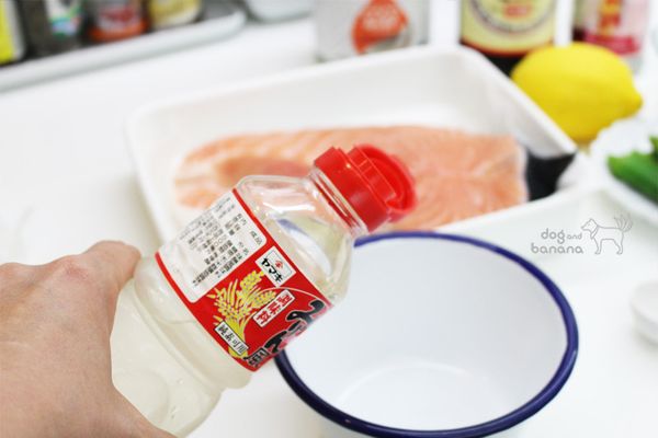 鮭魚排刮除魚鱗後洗淨擦乾水份,把所有調味料倒進容器中調勻,秋葵汆燙後撈起泡冰水定色備用。