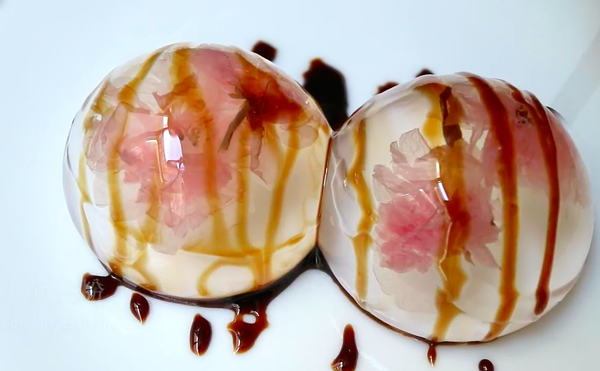 這份櫻花果凍（水信玄餅）本身甜度不高，建議淋上黑糖蜜＋一些熟黃豆粉一起享用。