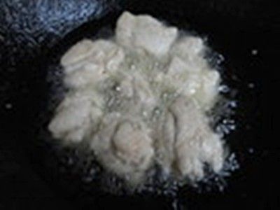 香菜洗淨切段備用、芋頭和雞肉切一口大小、雞肉先川燙過，鍋中放沙拉油、加熱，炒雞肉。