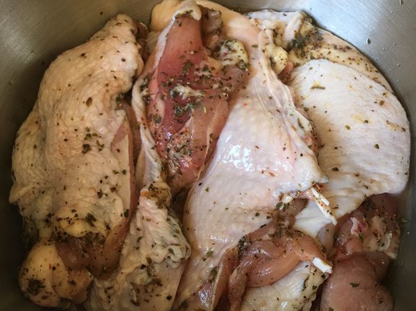 將無骨雞腿排以鹽巴、黑胡椒、米酒、義大利香料醃製入味，大概1小時。