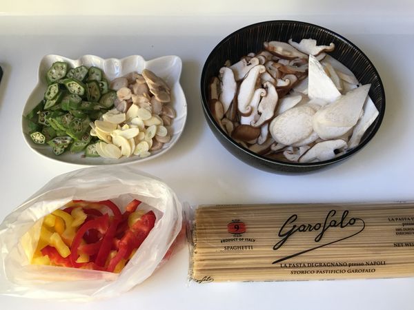 將蒜頭、香菇頭爆香材料切片；將秋葵、菇類切片；將紅椒、黃椒切段。