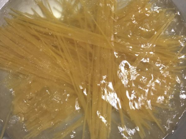 水滾後加鹽巴、油，放入義大利麵條，稍微攪拌後，約等10分鐘。
