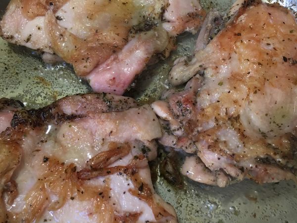 將煎好的雞腿排，再放入預熱180度的烤箱，讓表皮酥脆。