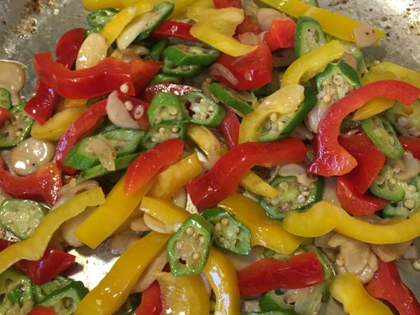 將秋葵、紅椒、黃椒等較硬的食材拌入鍋內炒香。