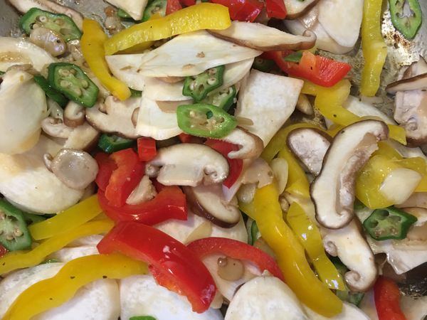 再拌入香菇、杏鮑菇等較軟的食材炒香。