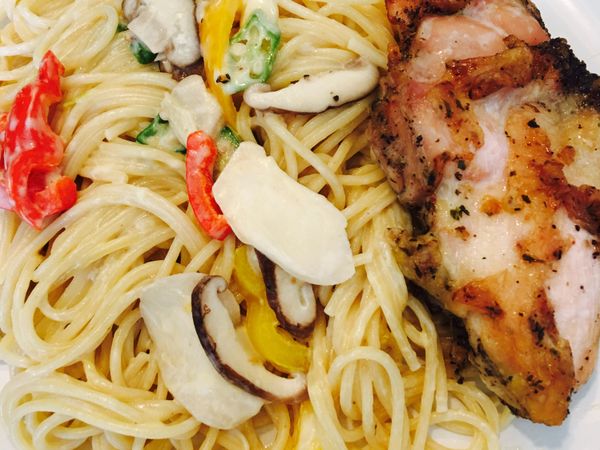 將鍋內材料拌勻，再將雞腿排一起擺盤，大功告成！