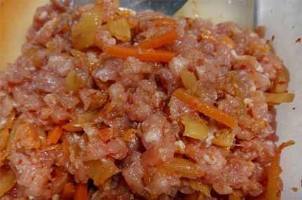 韓式泡菜瀝去湯汁後剪碎，與豬瘦絞肉拌勻成內餡