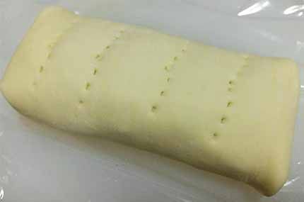 將酥皮捲起收口朝下，將兩側摺起包好，表面用叉子戳數洞，用保鮮膜包起後即可冷凍保存