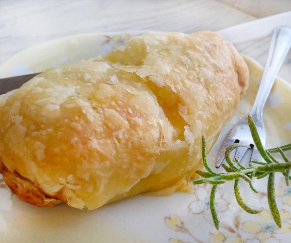 拆掉保鮮膜，放在鋪好鋁箔紙的烤盤上，放入預熱好的烤箱中，180度烤20~25分鐘