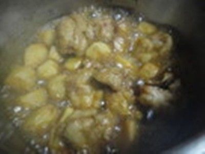再加入[調味料]和芋頭。蓋上蓋子，用小火煮至雞肉熟透後盛盤。(因為直接用蒸煮芋頭不是用炸的翻炒時小心拌炒)