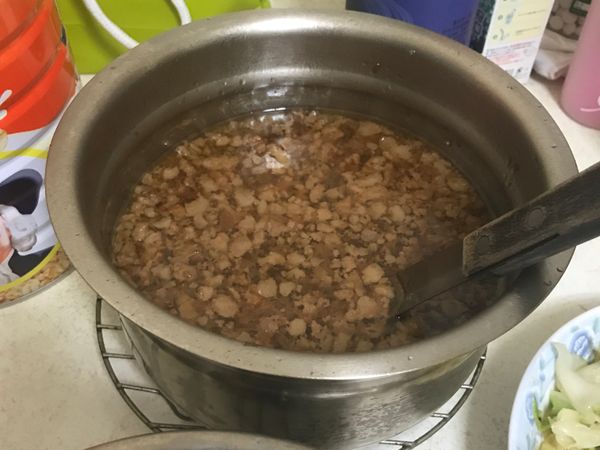 熱鍋不放油，將豬絞肉丟入鍋內攤平煎炒，炒至些微焦後翻炒