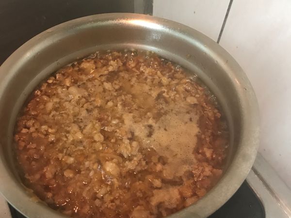 豬絞肉熟後，將醬油、油蔥酥以及糖丟入翻炒約2分鐘後加入開水，開水只要將食材淹過即可，最後加蓋燜煮約15-25分鐘即可上菜。