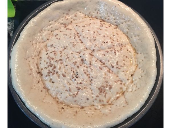 4.放入未升溫的烤箱中，發酵30-45分鐘（取決於室內溫度高低），看到麵糰漲大到澎澎的、有厚度時即可；烤箱預熱到170度，烤20分鐘後轉個頭，再烤15-20分鐘至外表上色金黃即可。