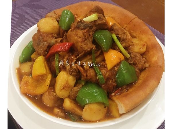 煮好的大盤雞直接放在饢餅上，讓饢餅吸滿醬汁，真的很好吃喔～