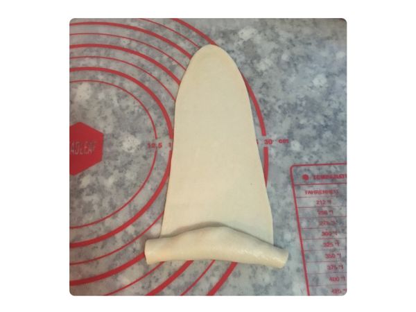 將麵皮蓋住奶油後,用兩手從兩邊輕壓後往前捲即可.