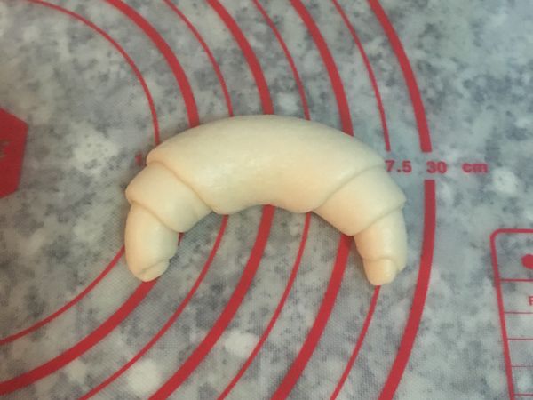 捲到底之後就會形成牛角狀,請注意要讓結合線壓在下方,否則發酵或烘焙時,中間那一片會掀起來喔.