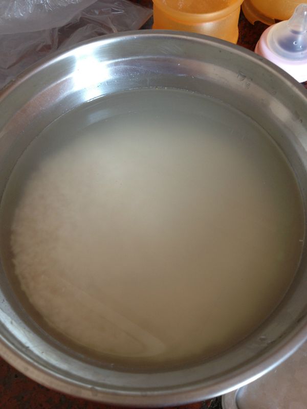 先將在來米浸泡4小時左右讓米心膨脹，泡完後瀝乾備用