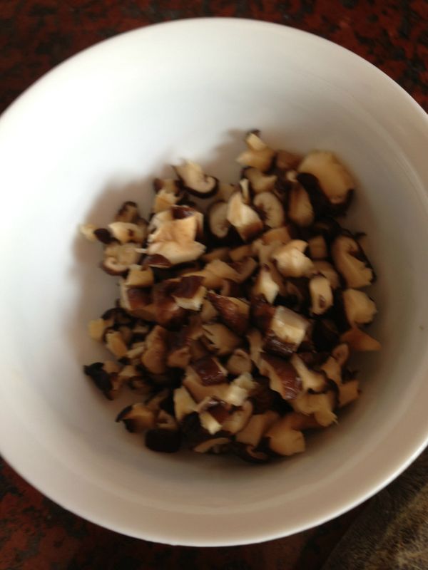 香菇泡軟切小丁，泡好的香菇水可先留著