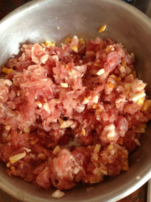 鹹蛋切碎與肉末拌均勻