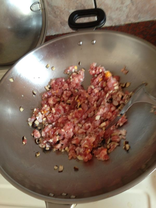 再加入肉末，炒至肉變白色 倒入醬油上色