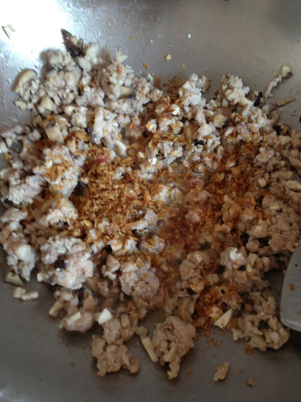 步驟6再放入油蔥酥炒香撈起備用