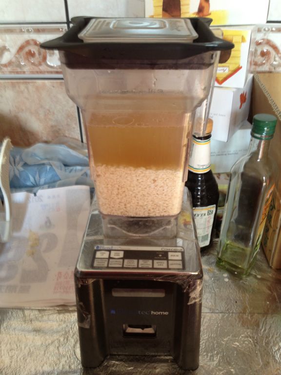 步驟7在來米泡好瀝乾完後 先加入600ml的水與香菇水100ml 和調味料進調理機中打成米漿