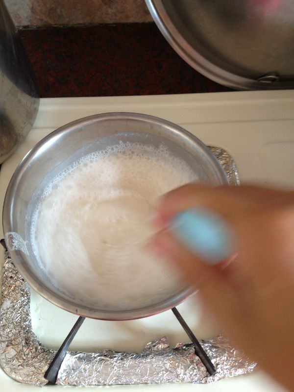 步驟9打好的米漿先倒一半進滾水中攪拌至濃稠