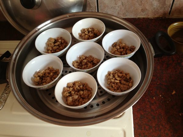 步驟12將炒香的材料平均放入所有的碗中