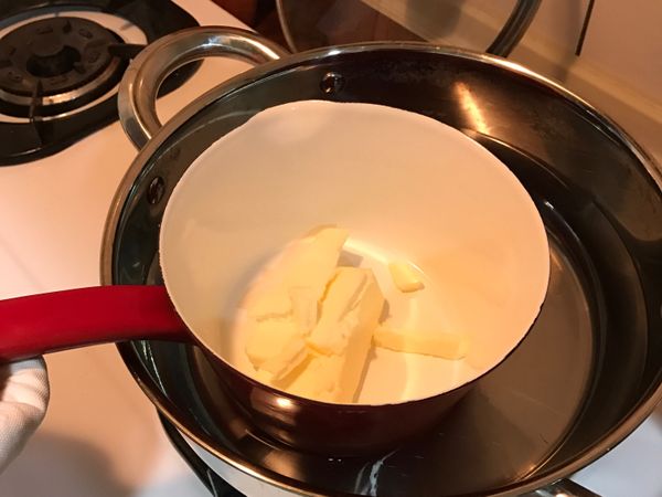 將奶油隔水加熱至溶化