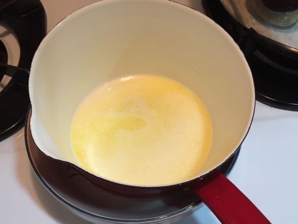 將融化的奶油放在熱水上保溫，以保持其流動性。（等等會較容易與麵團混合）