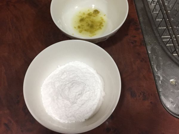 製作檸檬糖霜：把檸檬汁（加一點檸檬皮）與糖粉混合攪拌。