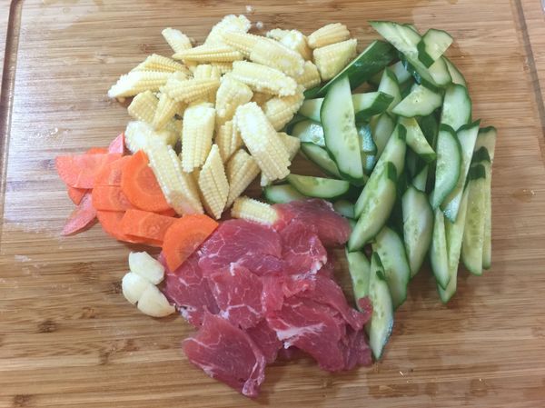 先將豬肉切片
玉米筍及黃瓜斜切段
蘿蔔切小片
蒜瓣拍打成片備用