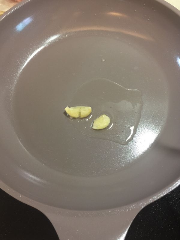 冷油加入蒜瓣爆香至熱鍋