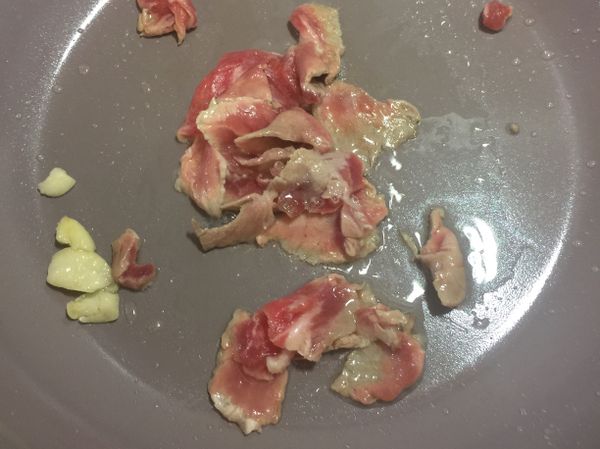 加入豬肉翻炒至8分熟