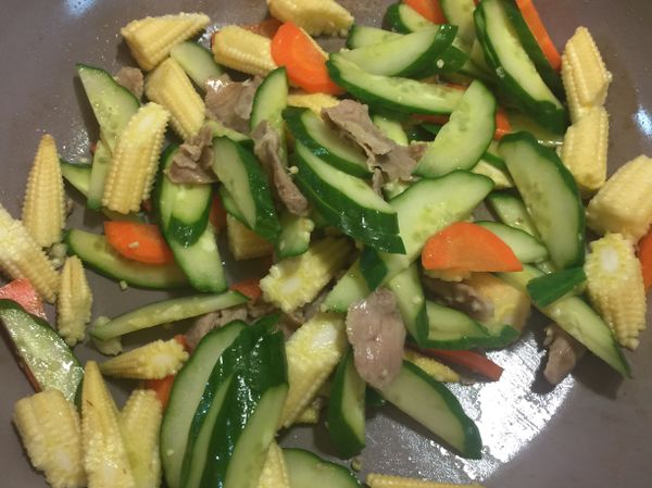 加入所有食材ㄧ起翻炒
再加入沙茶、鹽巴、水及高湯粉調味