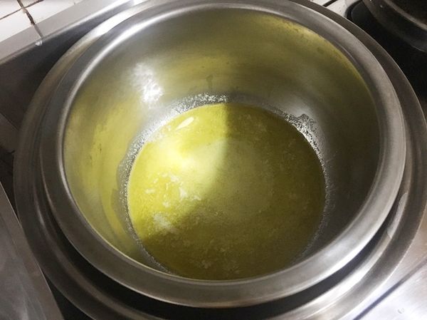 奶油隔水加熱（或用微波爐加熱溶化）