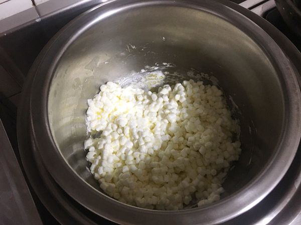 棉花糖丟進去和溶化的奶油結合