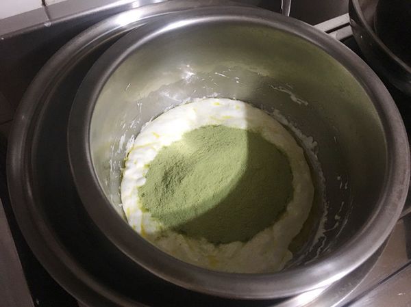 把抺茶粉丟進去