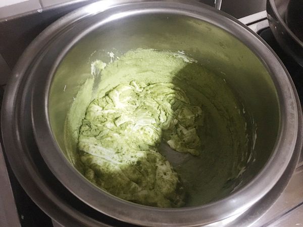 抺茶粉一丟進去後就會變的開始很難拌，所以這個時候動作就要加快，很快速的稍為拌勻馬上丟入餅乾和蔓越梅乾