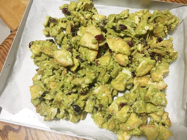 全部拌勻後就平鋪容器裡，再放入冰箱冷卻後就可以切開來吃囉～