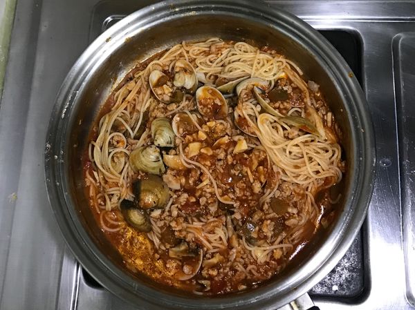 蛤蠣先蒸好，義大利麵另外一個鍋煮熟撈起，略加橄欖油攪拌