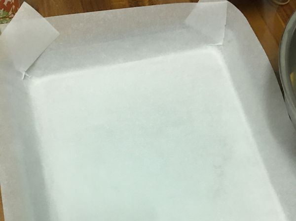 烤盤鋪白報紙備用