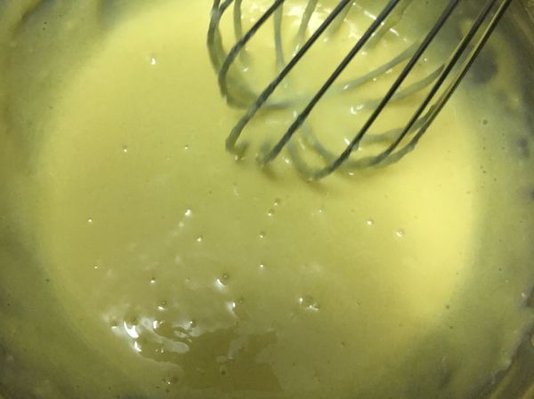 製作蛋黃糊
蛋黃+砂糖 拌勻
再加入沙拉油+牛奶拌勻
再加入低筋麵粉拌勻